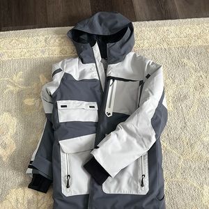 Obermeyer boys 14/16 match 12 ski jacket that like new! Gray/black.